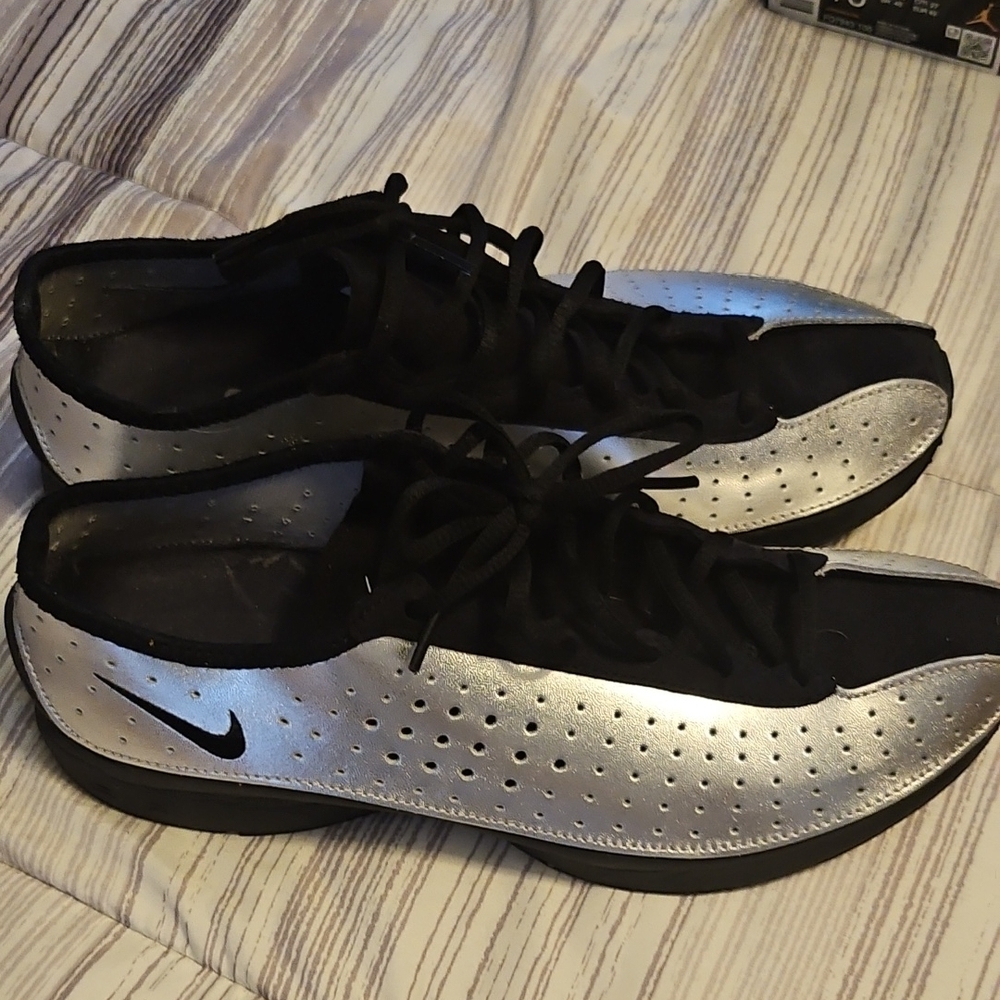 Nike Silver and Black Athletic Shoes with Modern Design
